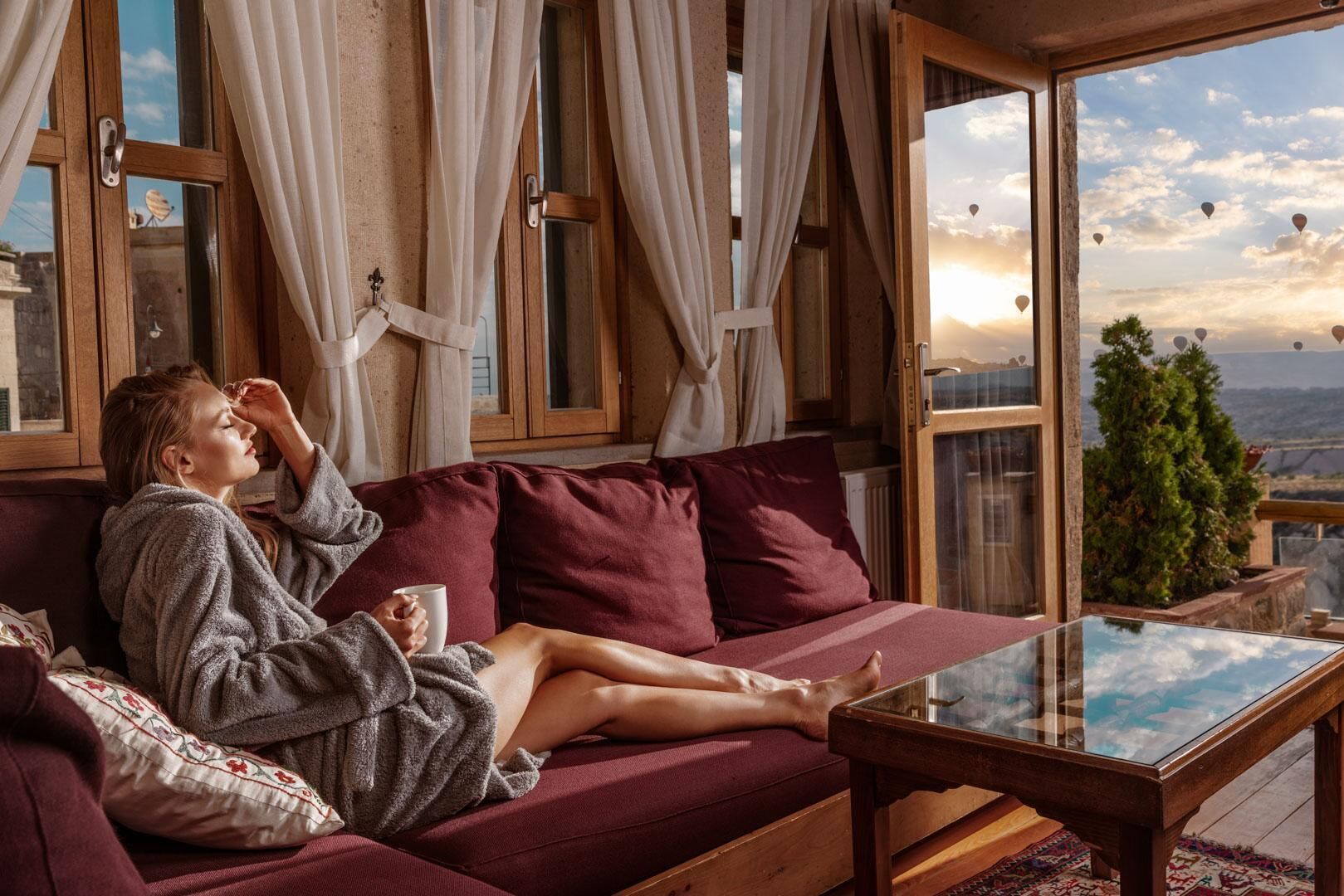 Royal Queen Suite with Outdoor Hot Tub and Fireplace | Wohnbereich | LED-Fernseher