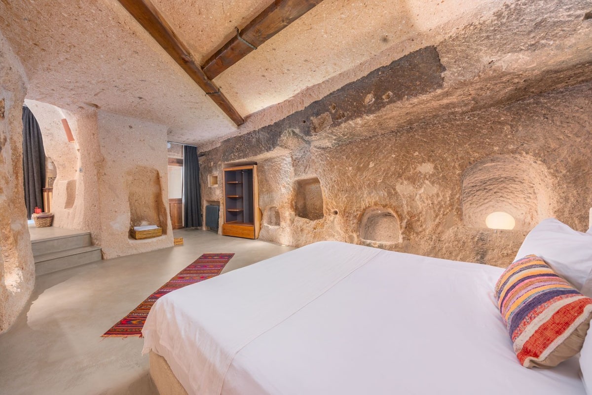 Sengetøy av topp kvalitet, minibar og safe på rommet