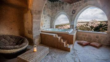 Suite Royale, bain à remous, vue vallée | 1 chambre, literie de qualité supérieure, minibar