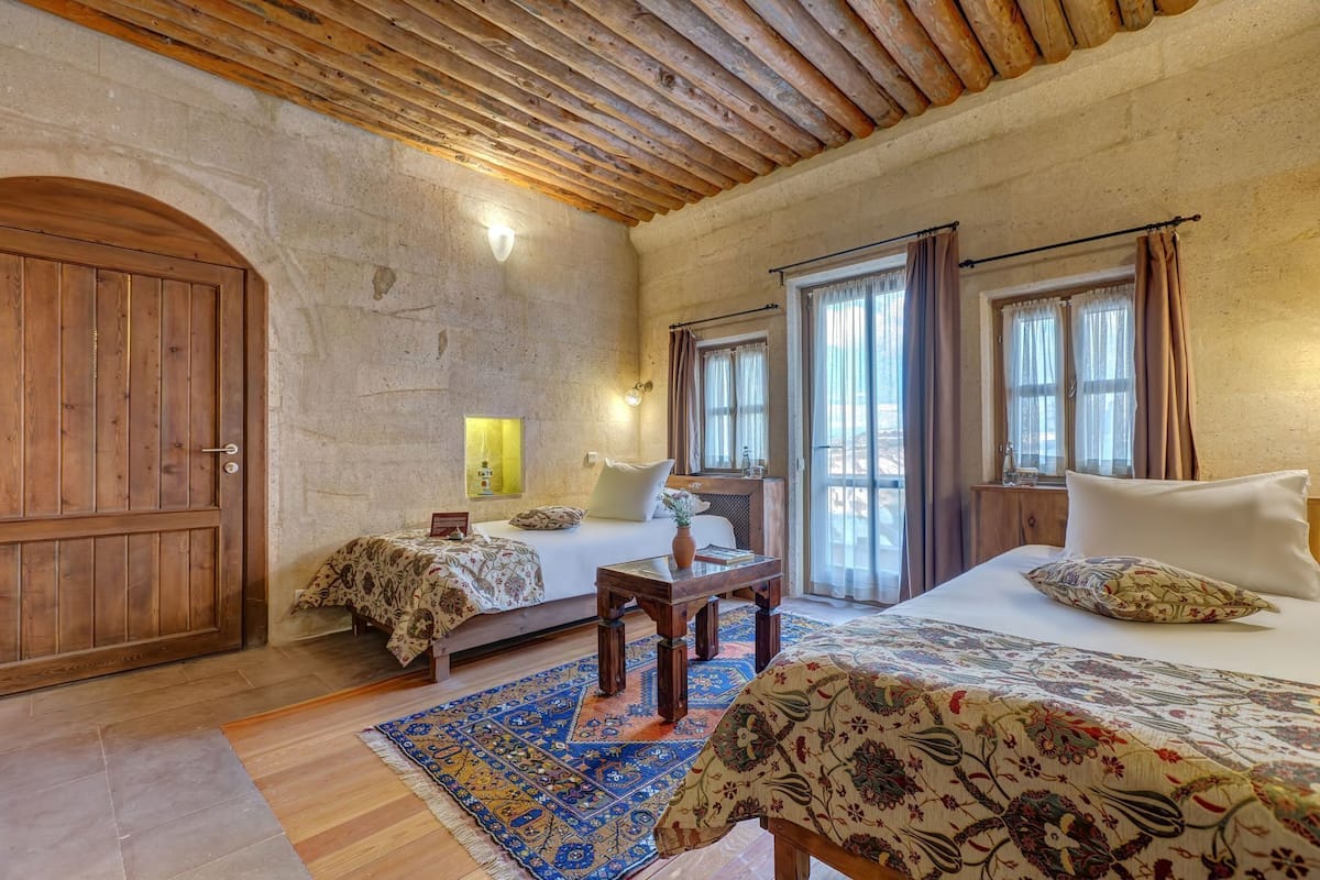 Sengetøy av topp kvalitet, minibar og safe på rommet