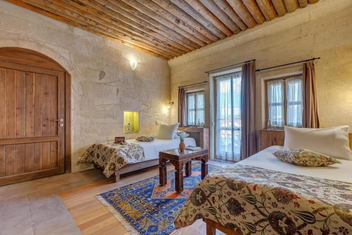 Sengetøy av topp kvalitet, minibar og safe på rommet