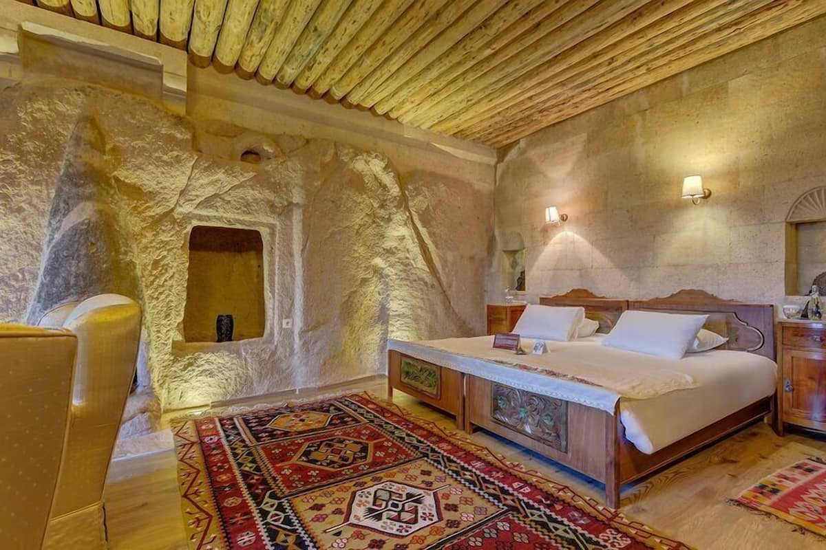 One Room Suite with Balcony and Fireplace | Ropa de cama de alta calidad y minibar