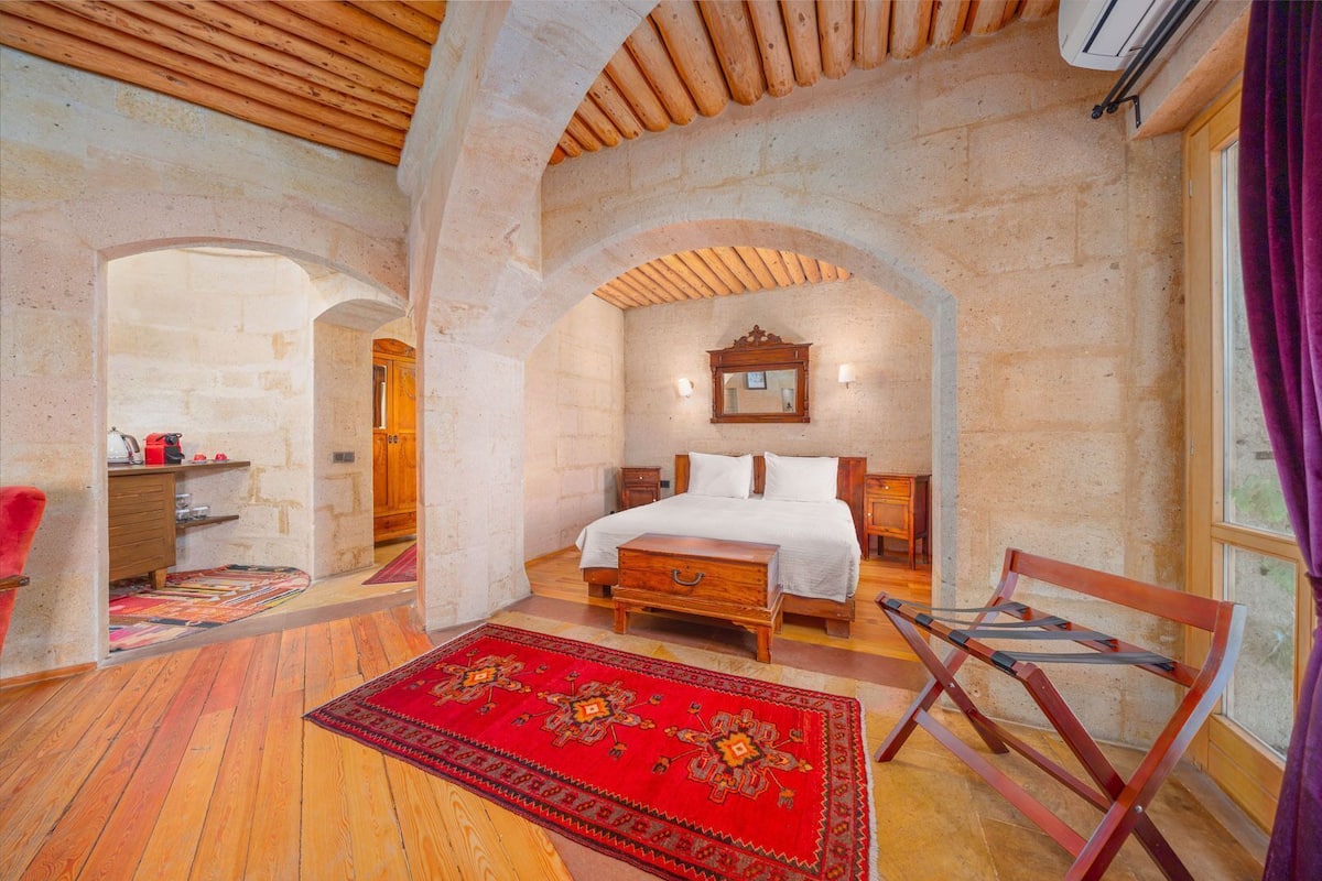 Sengetøy av topp kvalitet, minibar og safe på rommet