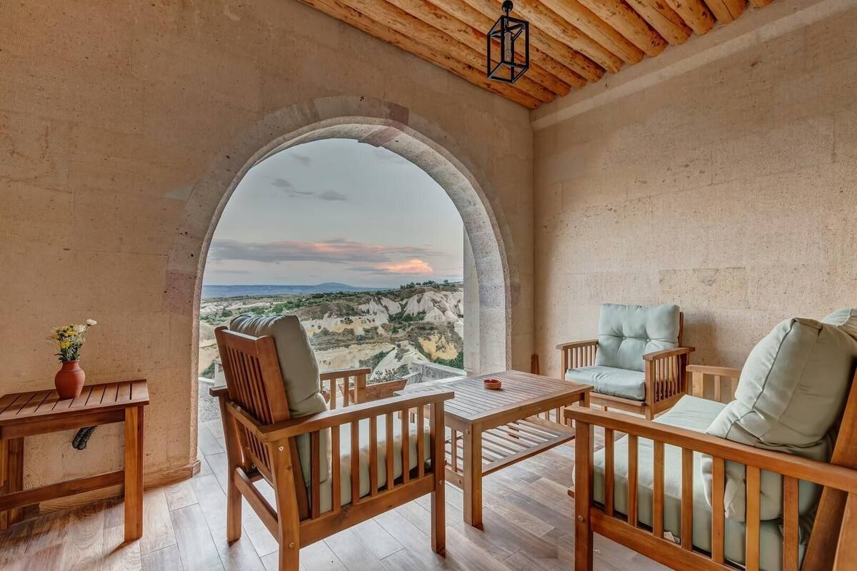 One Room Suit, with Balcony | 高級寢具、迷你吧、客房內保險箱、獨特裝潢