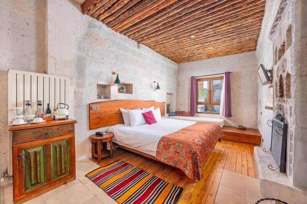 Deluxe Room with Outdoor Hot Tub and Fireplace | Ropa de cama de alta calidad y minibar