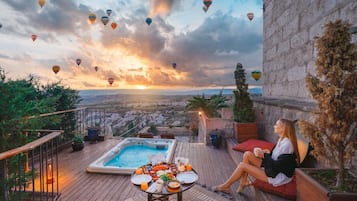 Royal King Suite with Outdoor Hot Tub and Fireplace | Premium bedding, minibar, in-room safe, individually decorated