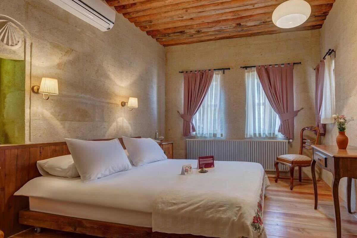 Royal Queen Suite with Outdoor Hot Tub and Fireplace | Ropa de cama de alta calidad y minibar