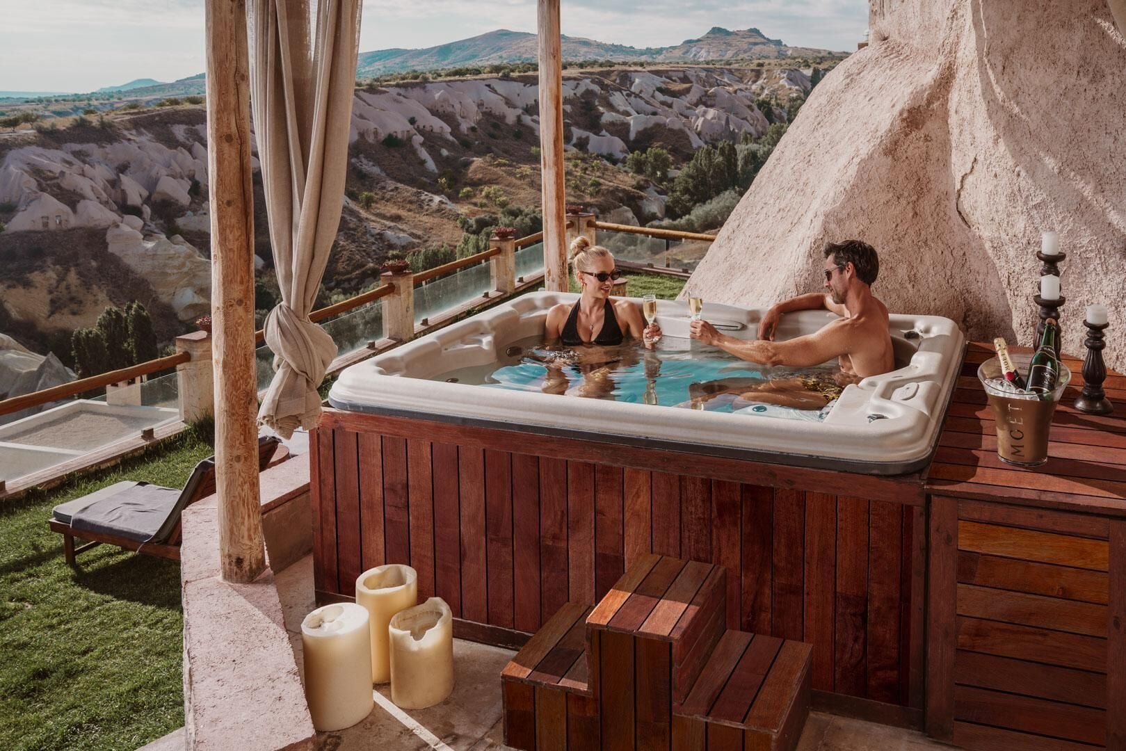 Royal Queen Suite with Outdoor Hot Tub and Fireplace