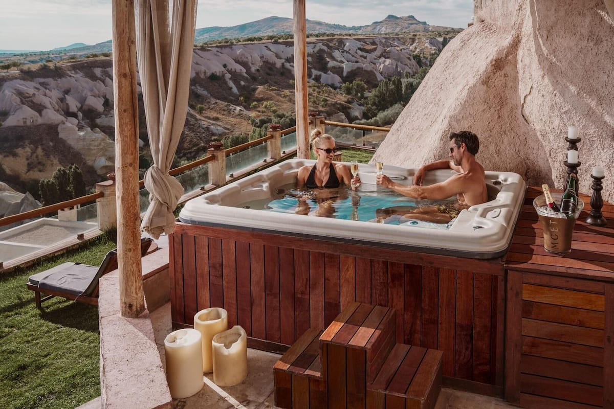 Royal Queen Suite with Outdoor Hot Tub and Fireplace | Sengetøy av topp kvalitet, minibar og safe på rommet