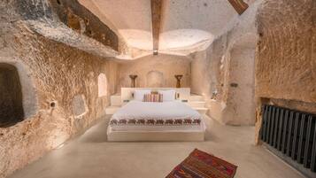 Suit with Terrace | Premium bedding, minibar, in-room safe, individually decorated