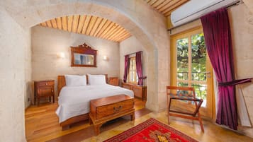 Royal King Suite with Outdoor Hot Tub and Fireplace | Premium bedding, minibar, in-room safe, individually decorated