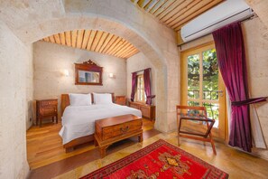 Royal King Suite with Outdoor Hot Tub and Fireplace | Premium bedding, minibar, in-room safe, individually decorated - Hotel Taskonaklar Cappadocia - Special Class (Nevsehir)