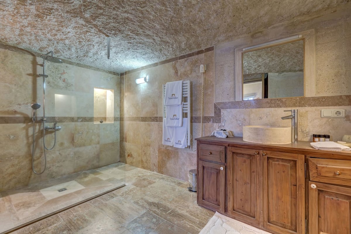 Bad | Dusj, miljøvennlige toalettsaker, hårføner og tøfler