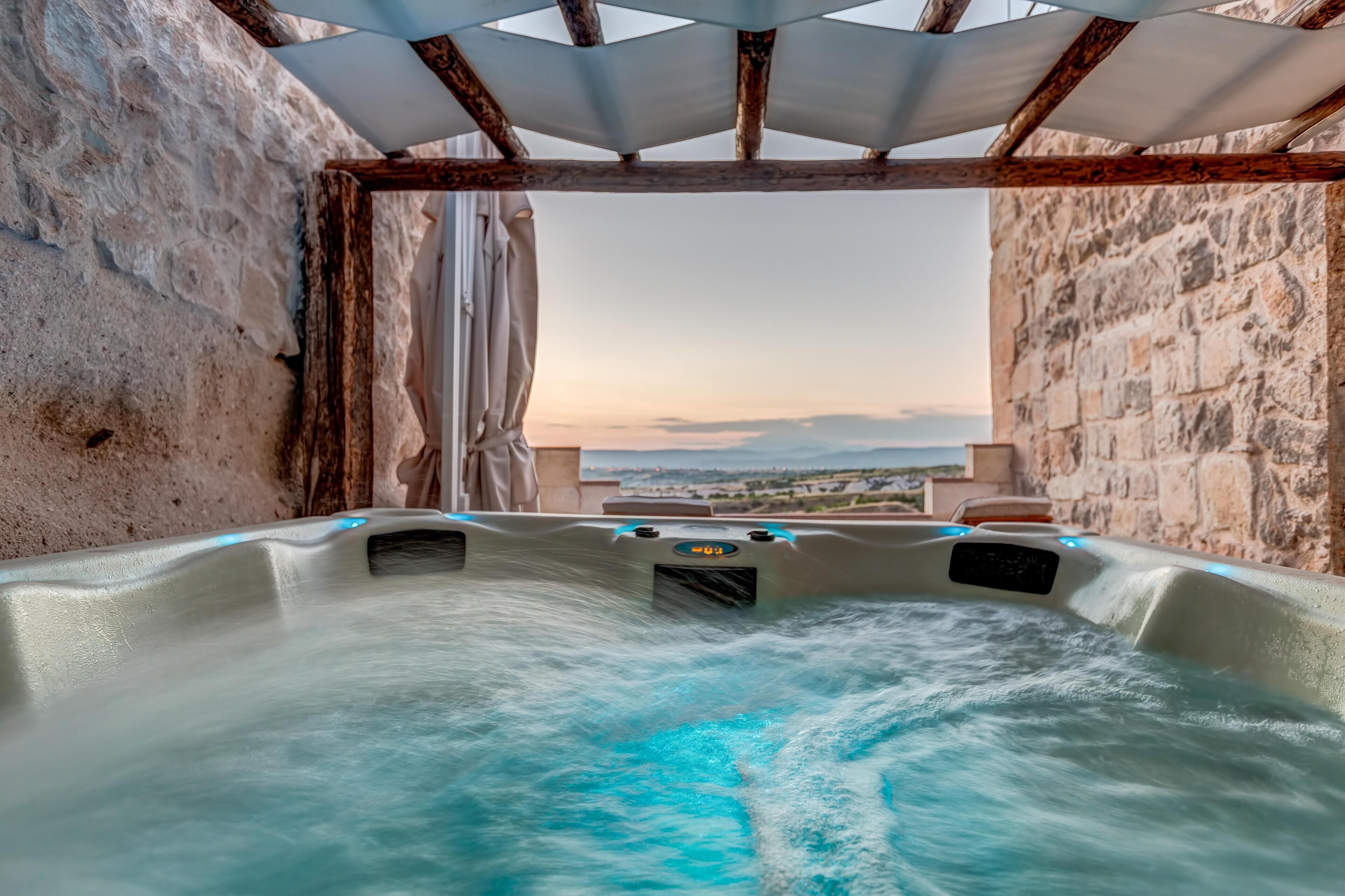 Royal Suite with Outdoor Hot Tub and Fireplace