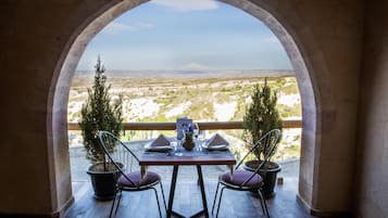 One Room Suit, with Balcony | Ropa de cama de alta calidad y minibar