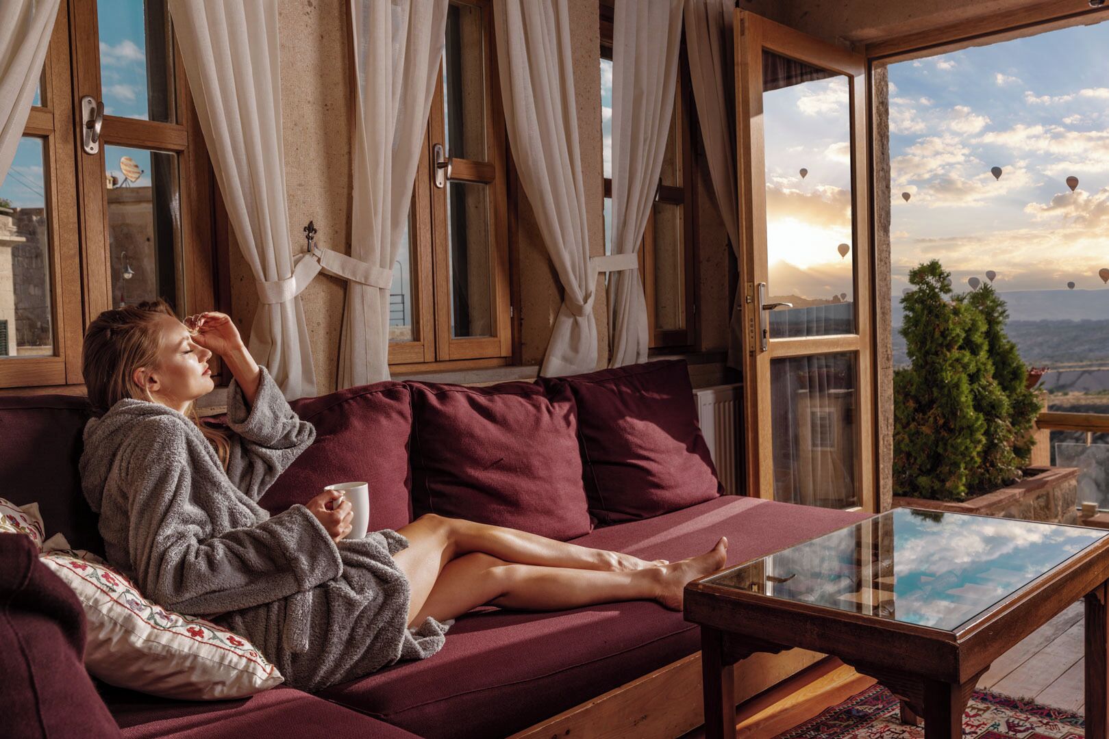Royal Queen Suite with Outdoor Hot Tub and Fireplace | Oppholdsområde | LED-TV