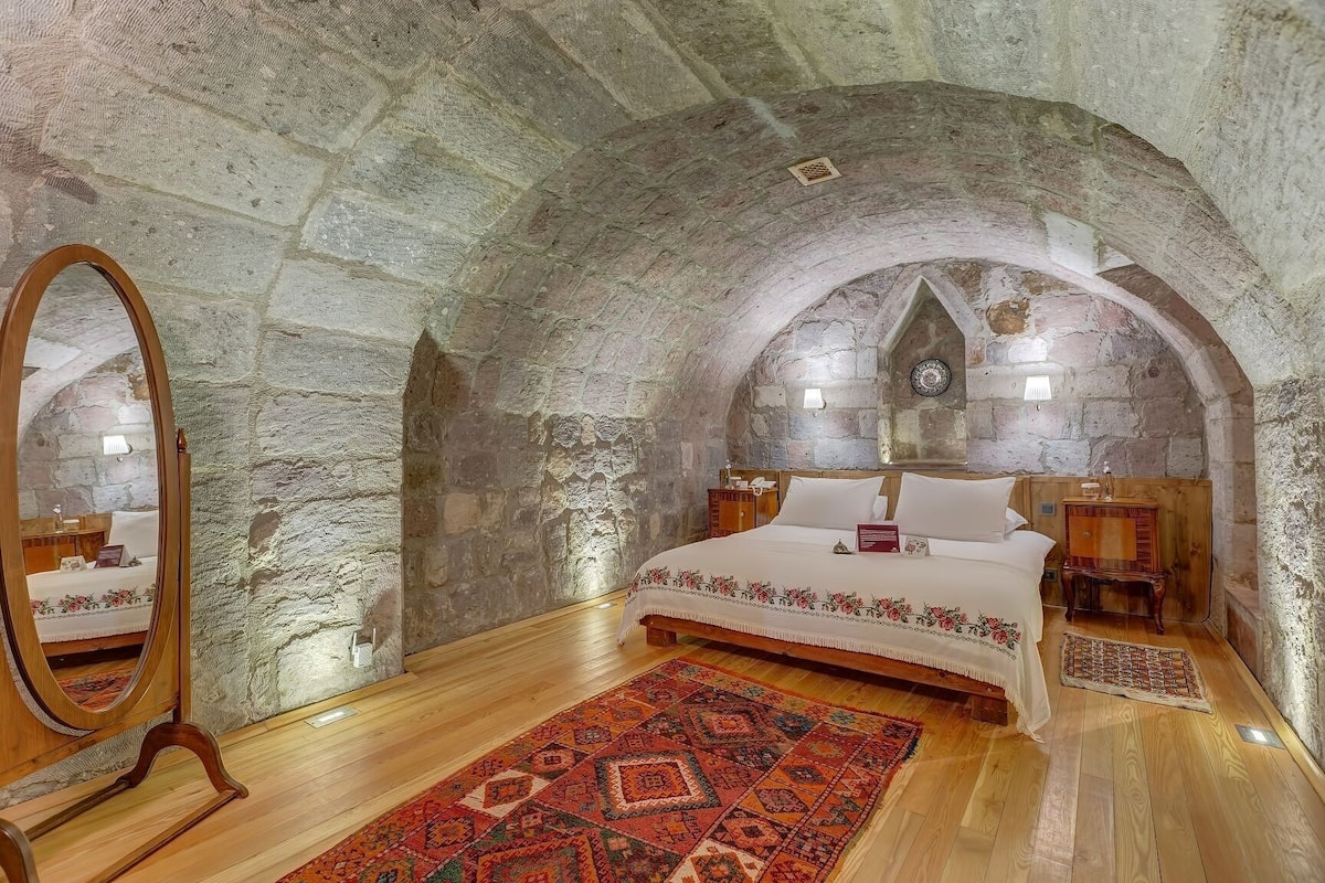 Sengetøy av topp kvalitet, minibar og safe på rommet