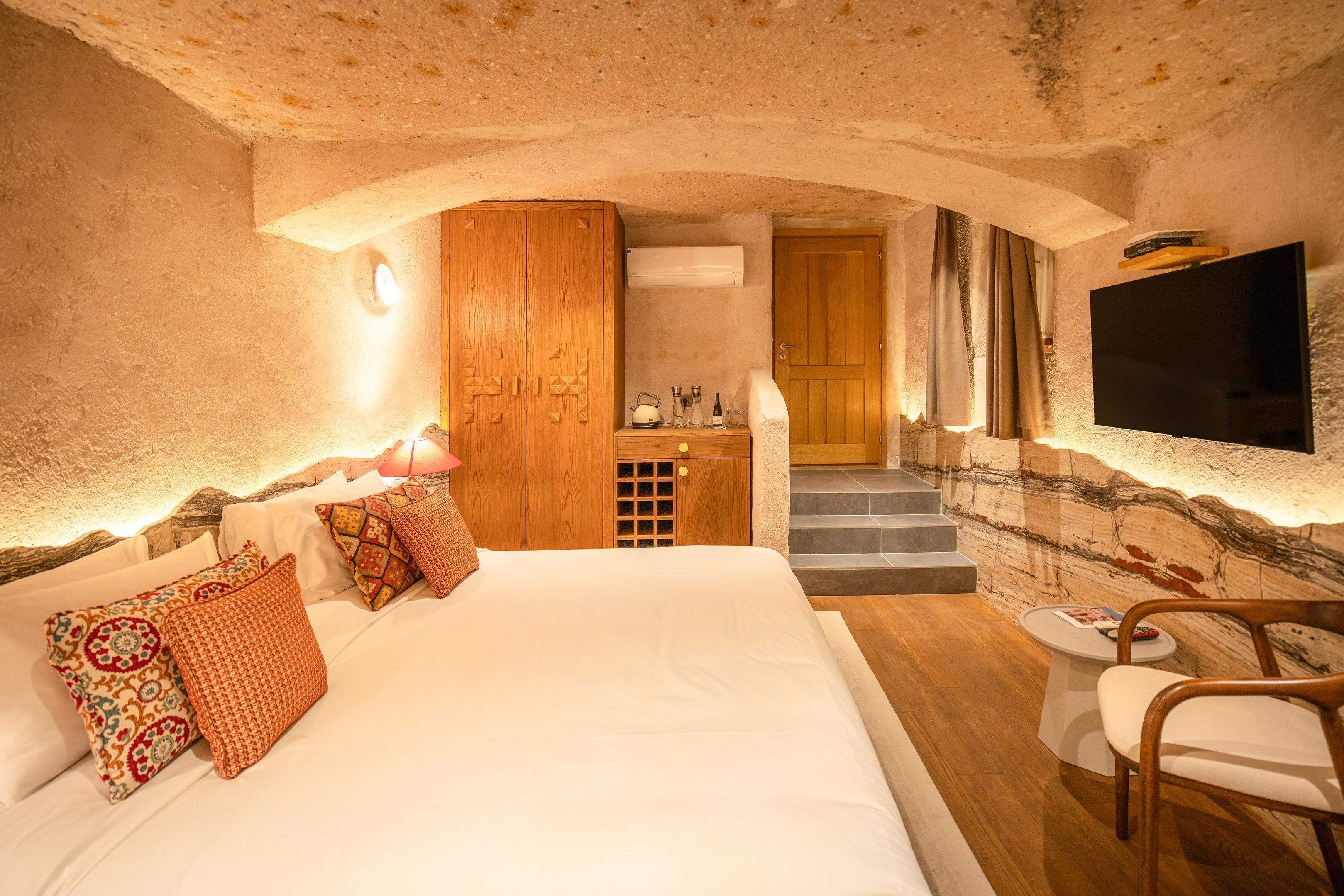 Deluxe Cave Room | Sengetøy av topp kvalitet, minibar, safe på rommet og strykejern/-brett