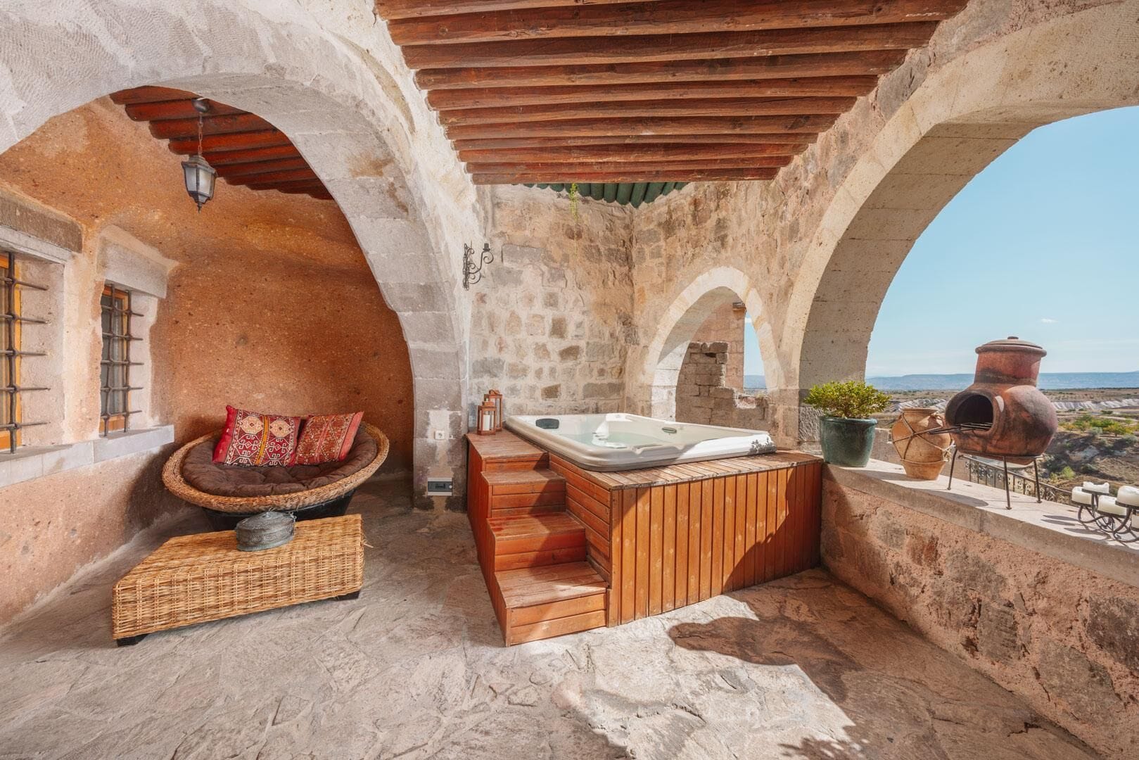 Royal Suite with Outdoor Hot Tub and Fireplace