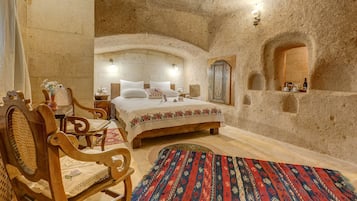 Junior Cave Suite with Fireplace | Hochwertige Bettwaren, Minibar, Zimmersafe, individuell dekoriert
