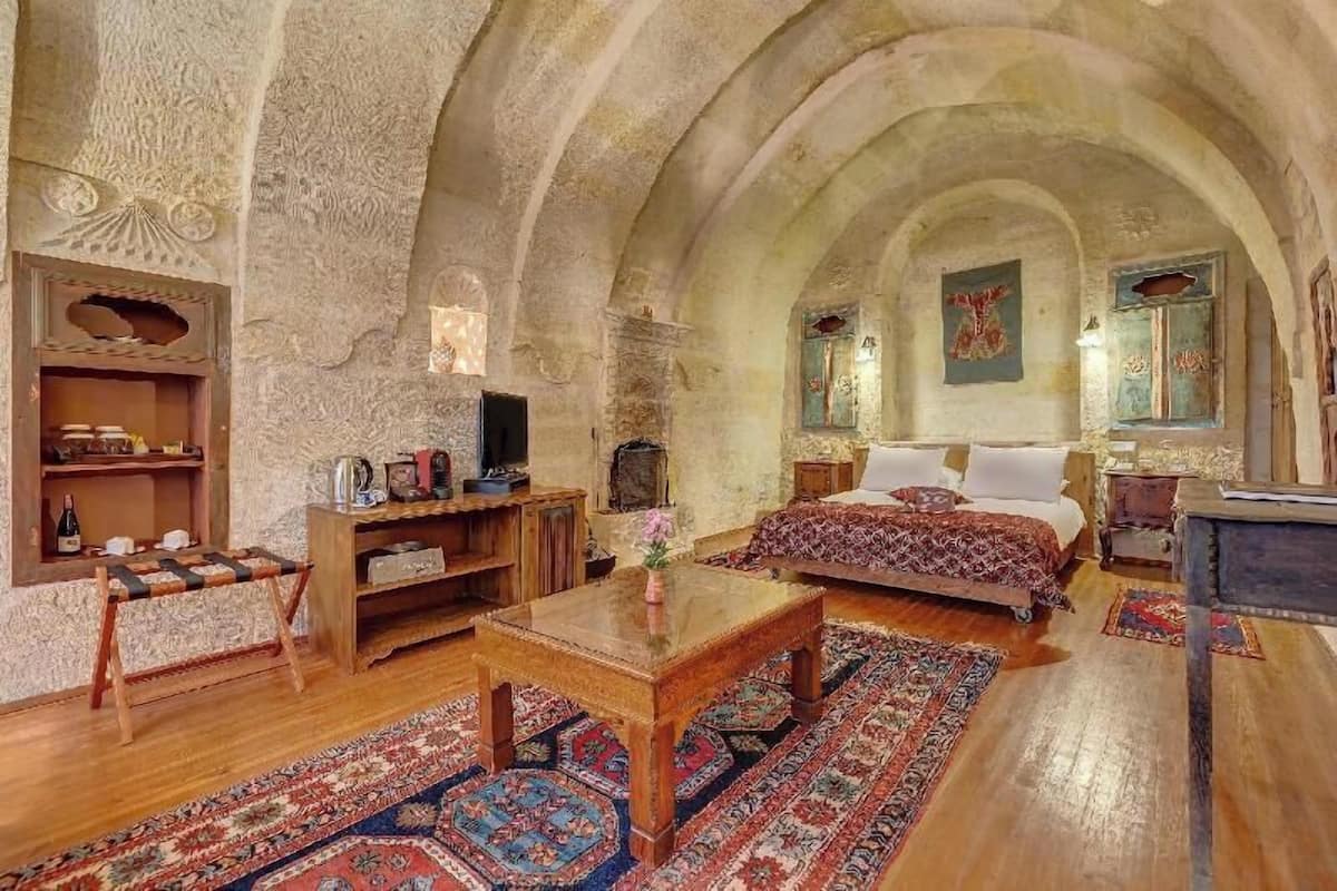 Sengetøy av topp kvalitet, minibar og safe på rommet