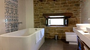 Suite Deluxe, frigorifero | Bagno | Set di cortesia gratuito, asciugacapelli, asciugamani