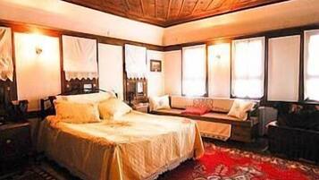 Premium bedding, iron/ironing board, free WiFi