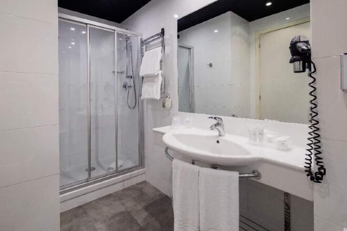 Kostenlose Toilettenartikel, Haartrockner, Bidet, Handtücher