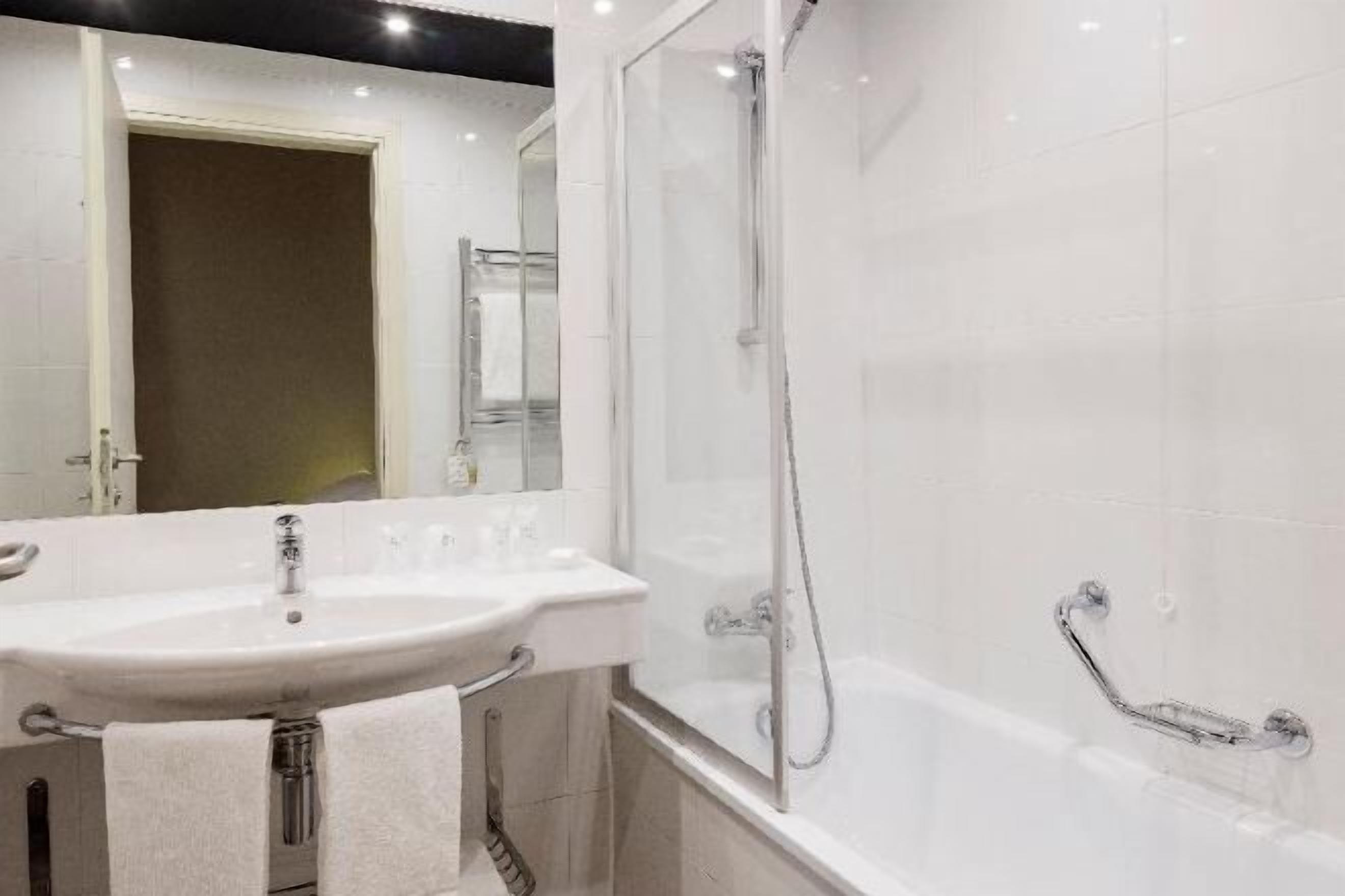 Badkamer | Gratis toiletartikelen, een haardroger, een bidet, handdoeken