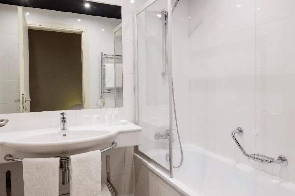 Banheiro | Produtos de toalete grátis, secador de cabelo, bidê, toalhas de banho