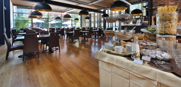 Bar (trong khuôn viên)