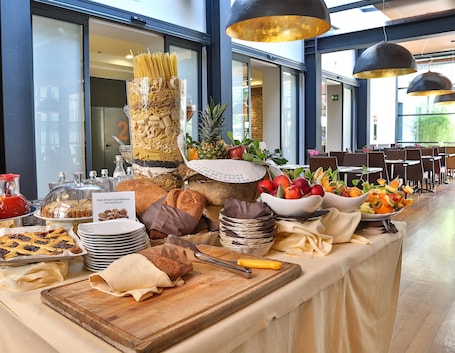 Desayuno buffet diario (EUR 8 por persona)