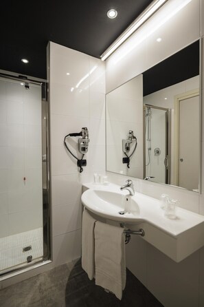 Phòng Superior, 1 giường cỡ queen | Phòng tắm | Đồ dùng nhà tắm miễn phí, máy sấy tóc, chậu vệ sinh/vòi rửa 