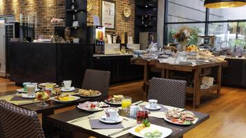 Tägliches Frühstücksbuffet gegen Gebühr
