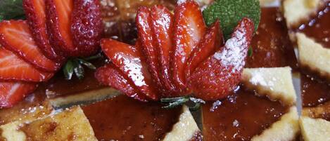 Un postre con fresas y hojas de menta.