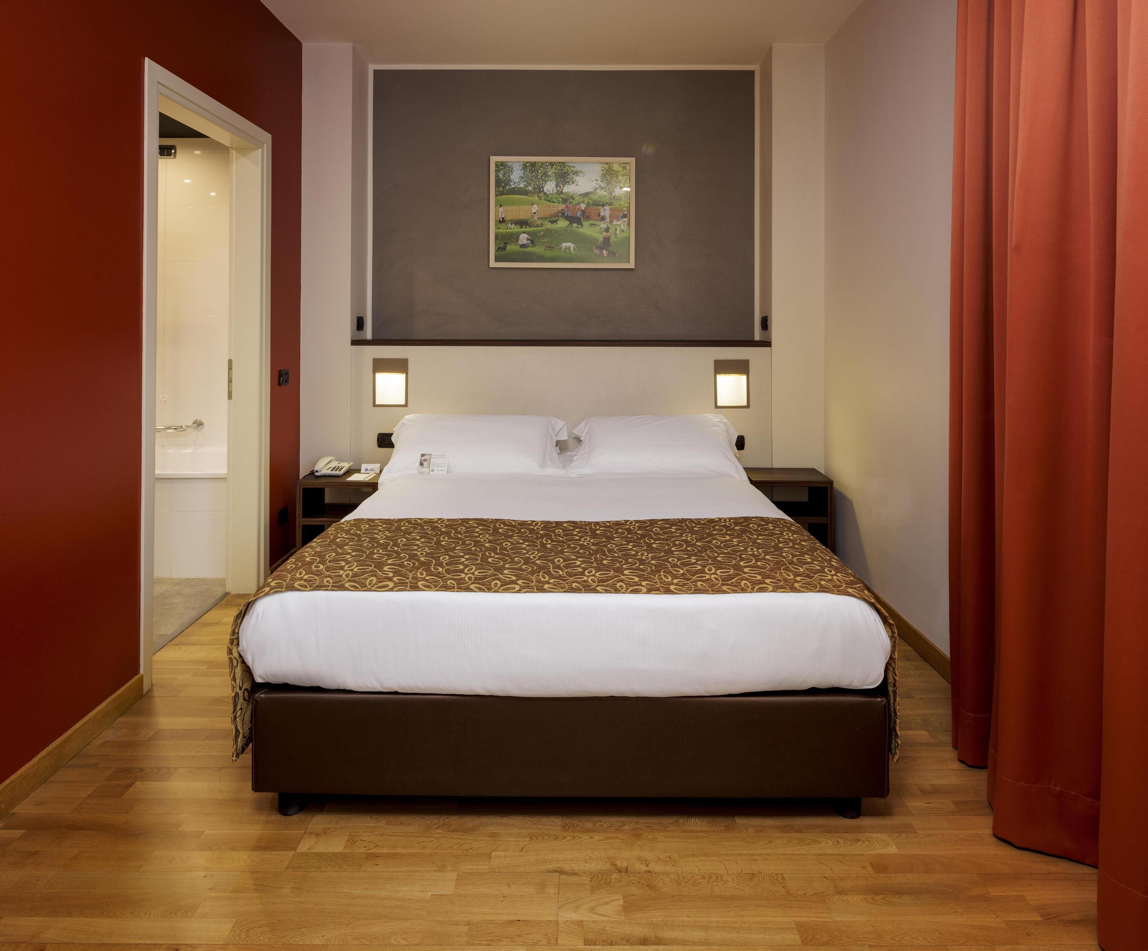 Quarto standard, 1 cama Queen | Roupas de cama premium, edredons de pluma, camas com colchões pillow-top