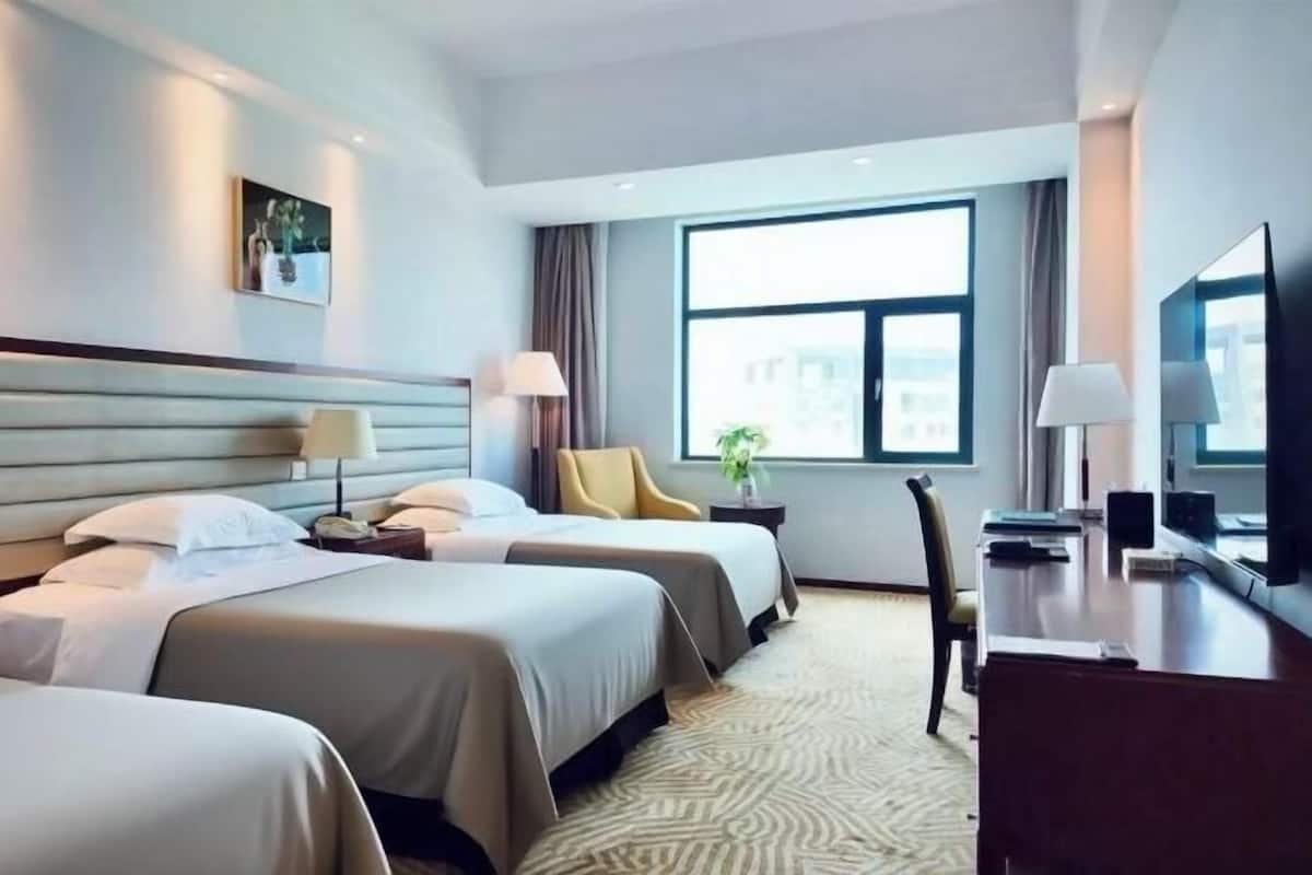 Minibar, in-room safe, desk