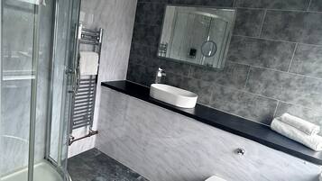 Chambre Simple Deluxe | Salle de bain | Douche, articles de toilette gratuits, sĂšche-cheveux