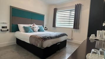 Deluxe Double or Twin Room | Iron/ironing board, bed sheets