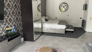 Accessible Double or Twin Room, Ensuite | Iron/ironing board, bed sheets