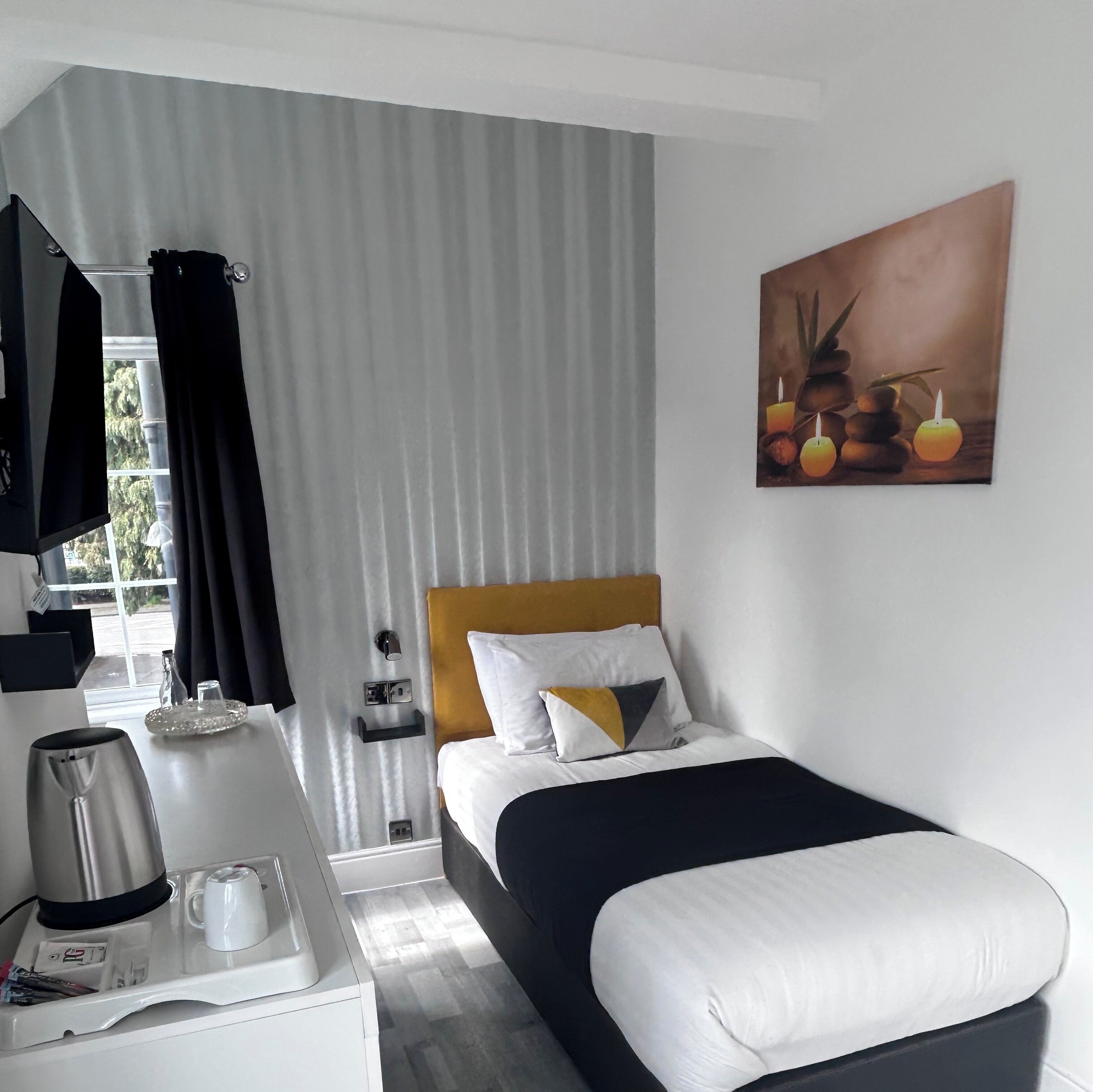 Deluxe Single Room | Iron/ironing board, bed sheets