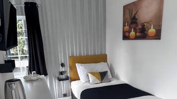 Chambre Simple Deluxe | Fer et planche Ă repasser, draps fournis