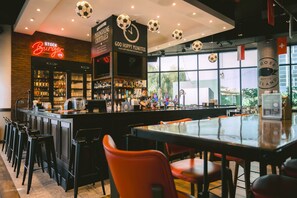 5 restaurants servant le petit déjeuner, le déjeuner et le dîner