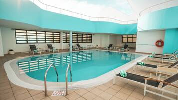 2 albercas al aire libre y camastros