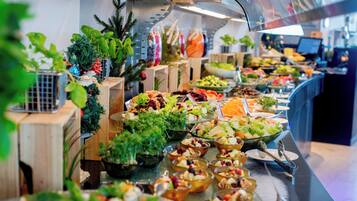 Desayuno buffet (AED 65 por persona)