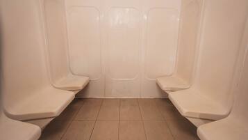 カップル用トリートメントルーム、サウナ、スチームサウナ、ボディ トリートメント、マニキュアとペディキュア