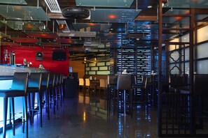 2 bars/lounges, sports bar, rooftop bar - Holiday Inn Abu Dhabi by IHG (Abu Dhabi)