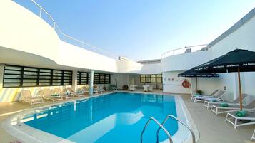 2 outdoor pools, pool loungers