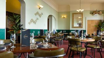 Serveert ontbijt en diner