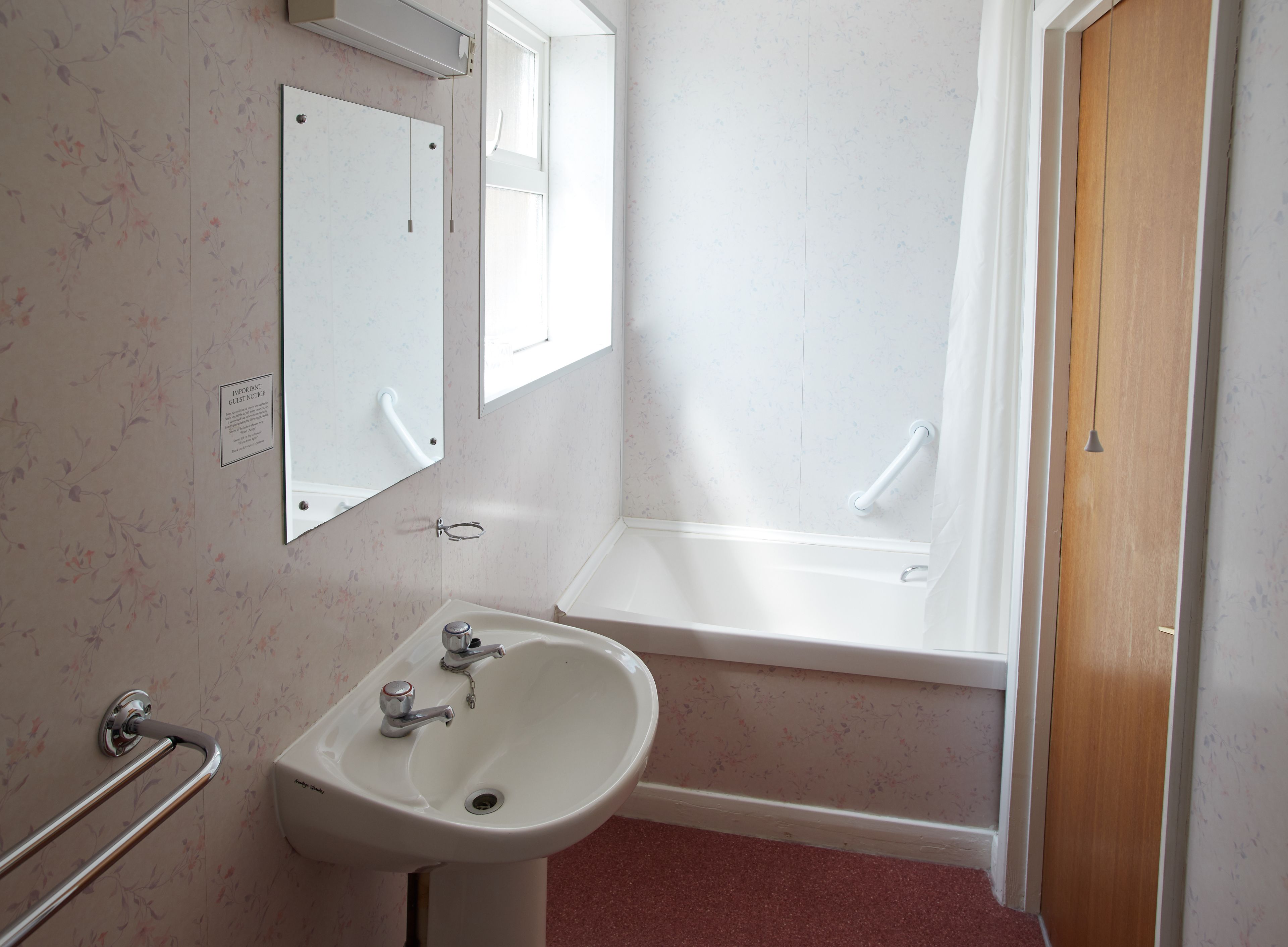 double room | bathroom | combined shower/bathtub, free toiletries, hair dryer, towels